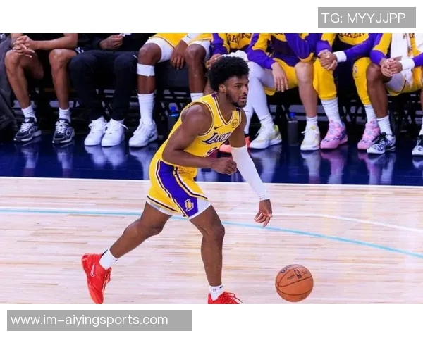 布朗尼单臂劈扣震撼全场詹姆斯感慨上空气与众不同